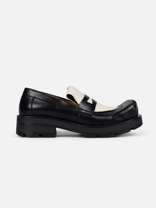 BANANA MOCCASIN MOGGIES in BLACK WHITE