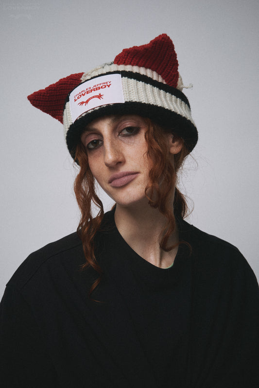 CHUNKY EARS BEANIE EXCLUSIVE in ECRU BLACK RED